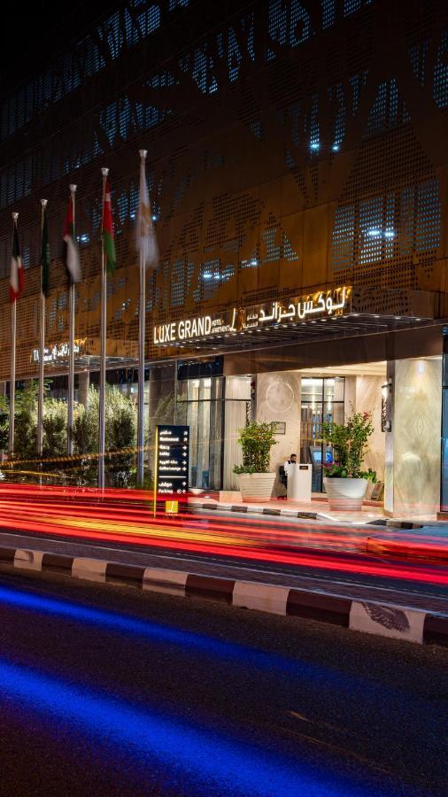 Luxe Grand Hotel Apartments Sharjah Exterior foto The hotel's entrance