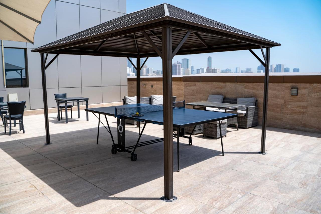 Luxe Grand Hotel Apartments Sharjah Exterior foto A modern metal gazebo