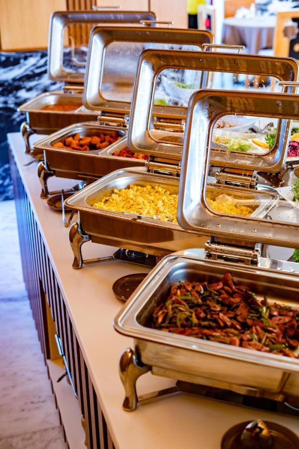 Luxe Grand Hotel Apartments Sharjah Exterior foto A chafing dish buffet