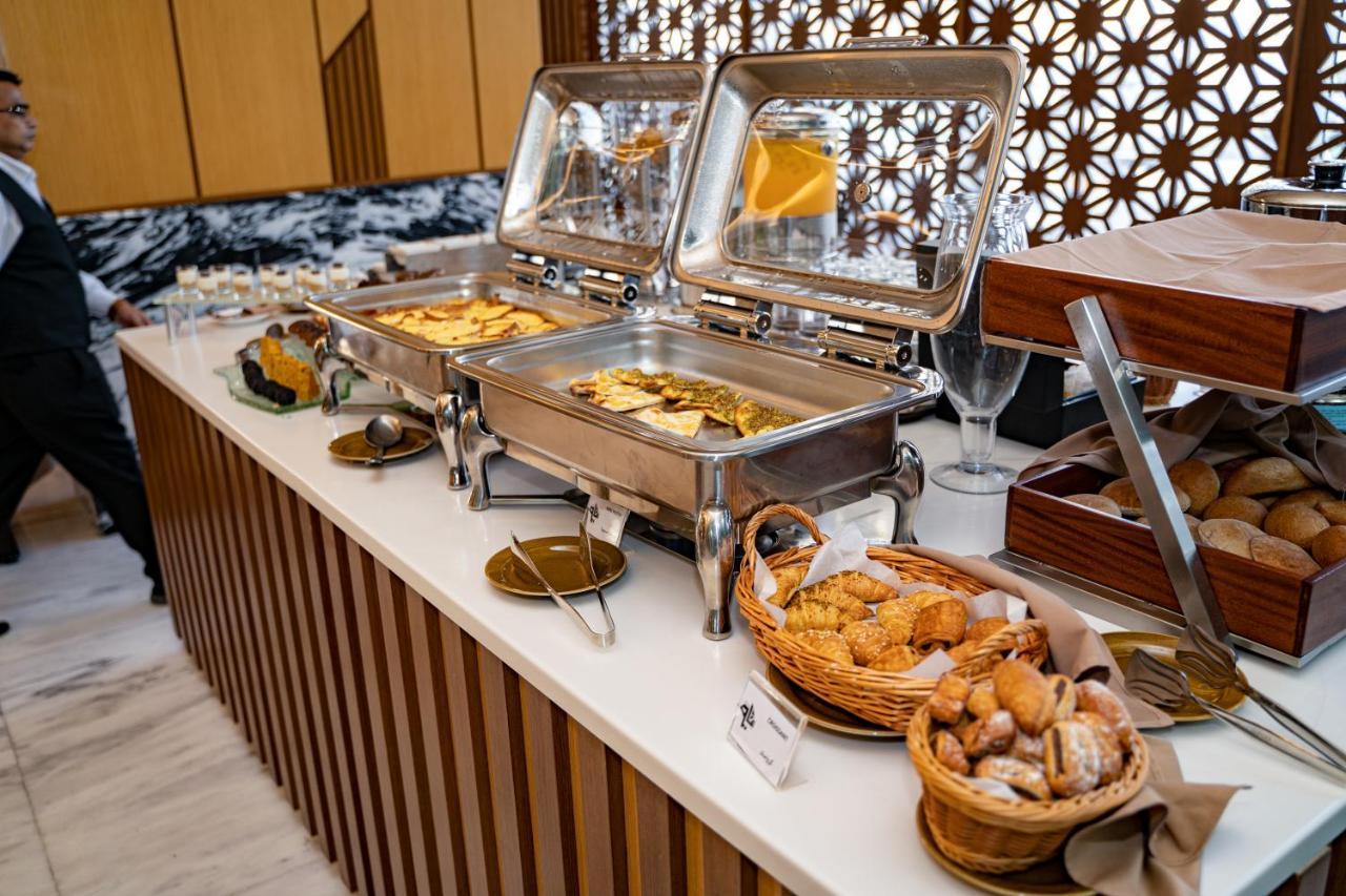 Luxe Grand Hotel Apartments Sharjah Exterior foto A buffet at a hotel