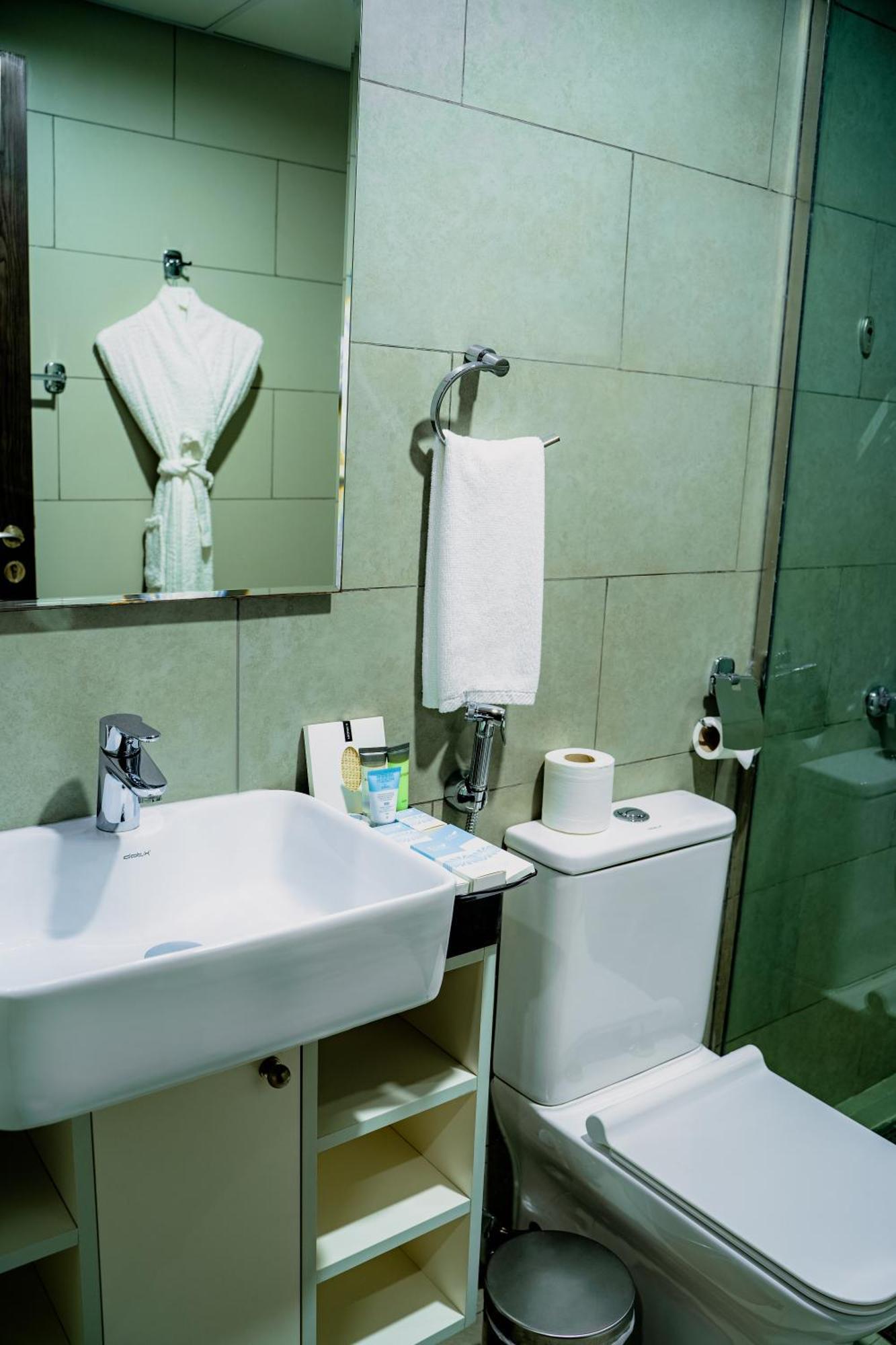 Luxe Grand Hotel Apartments Sharjah Habitación foto Bathroom